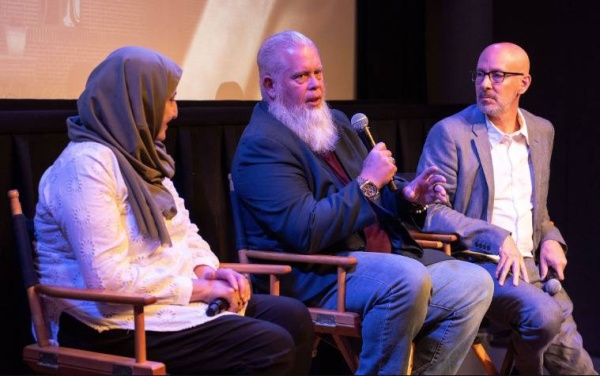 كان ينوي تفجير مسجدٍ فانتهى به المطاف مُسلماً.. قصة ريتشارد ماكيني جندي البحرية الأمريكي