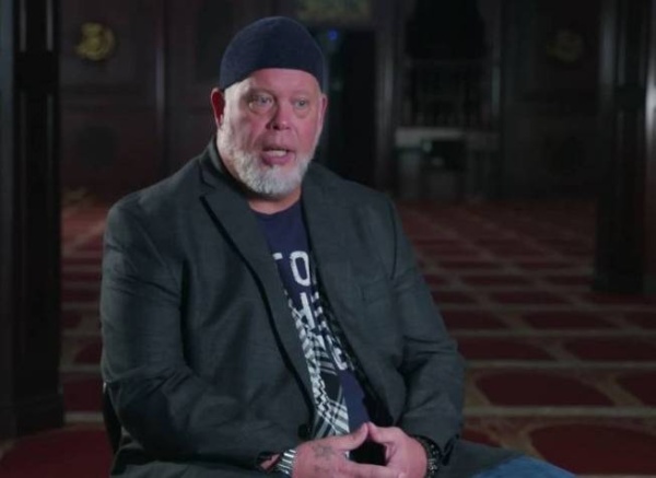 كان ينوي تفجير مسجدٍ فانتهى به المطاف مُسلماً.. قصة ريتشارد ماكيني جندي البحرية الأمريكي