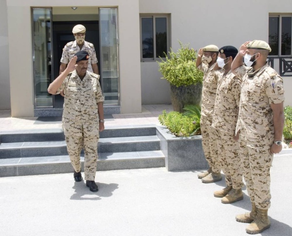 القائد العام لقوة دفاع البحرين يتفقد إحدى وحدات قوة دفاع البحرين