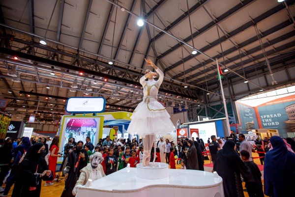 عرض الكاريلون السحري يأسر قلوب زوار "الشارقة الدولي للكتاب" 2022