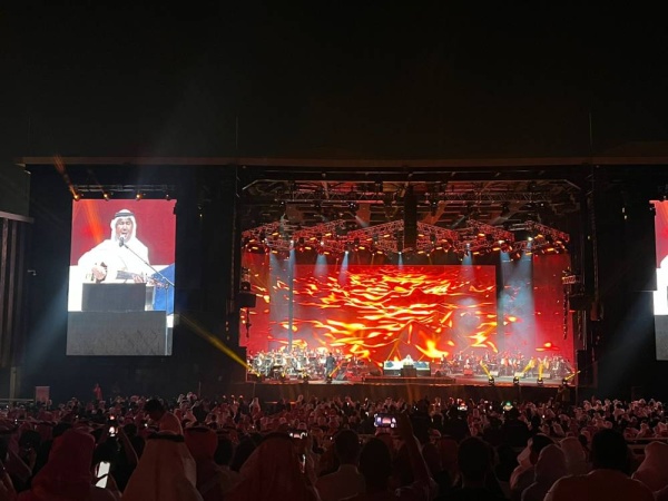 فنان العرب يشعل مسرح الدانة بباقة مميزة من أجمل أغانيه