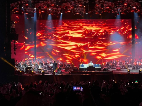 فنان العرب يشعل مسرح الدانة بباقة مميزة من أجمل أغانيه