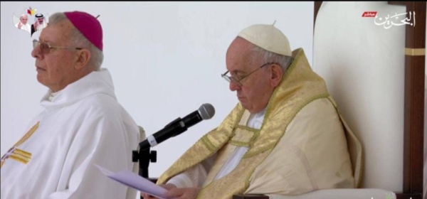 بحضور جماهيري غفير ضم 111 جنسية .. قداس تاريخي يقوده البابا فرانسيس بإستاد البحرين الوطني