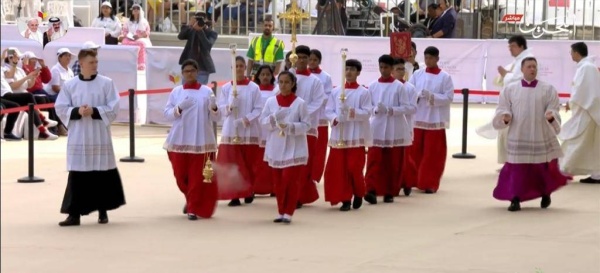 بحضور جماهيري غفير ضم 111 جنسية .. قداس تاريخي يقوده البابا فرانسيس بإستاد البحرين الوطني