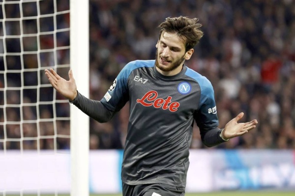 بعد حادثة سرقة سيارته.. ما حقيقة مساعدة &laquo;المافيا&raquo; لنجم نابولي؟