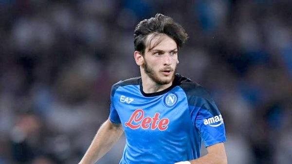 بعد حادثة سرقة سيارته.. ما حقيقة مساعدة &laquo;المافيا&raquo; لنجم نابولي؟