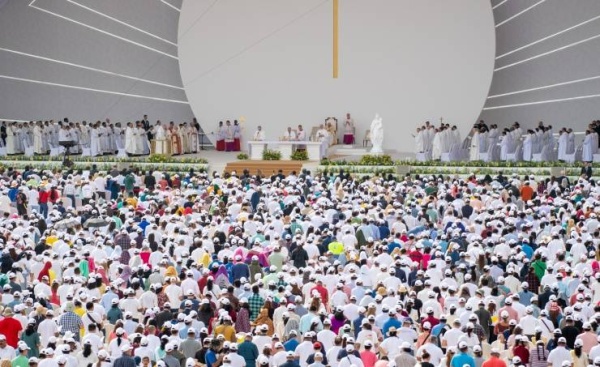 بحضور جماهيري غفير ضم 111 جنسية .. قداس تاريخي يقوده البابا فرانسيس بإستاد البحرين الوطني