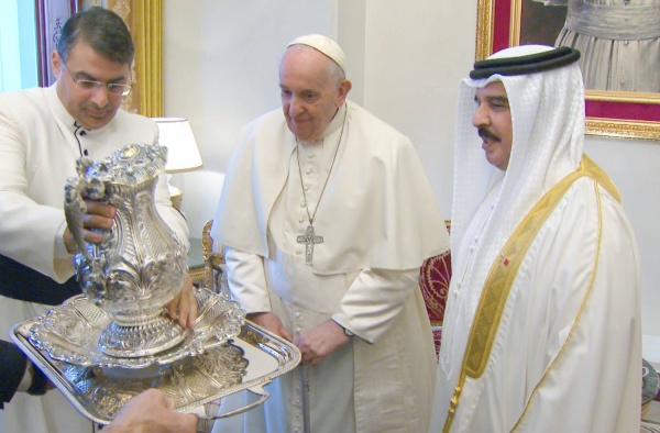 الملك المعظم يزور قداسة البابا فرنسيس بابا الفاتيكان في مقر إقامته