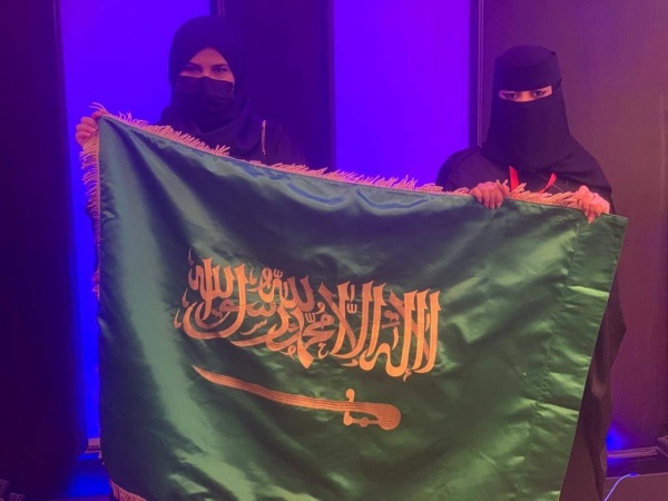 طلبة الخليج: فخورون بنيل جائزة التفوق الدراسي على أرض مملكة البحرين