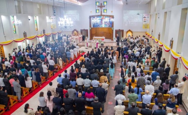 زار أقدم كنيسة في الخليج العربي .. بابا الفاتيكان يشيد بالتنوع الغني الذي لمسه في البحرين