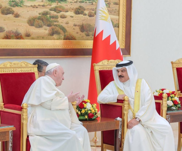 الملك في وداع قداسة بابا الفاتيكان وشيخ الأزهر الشريف