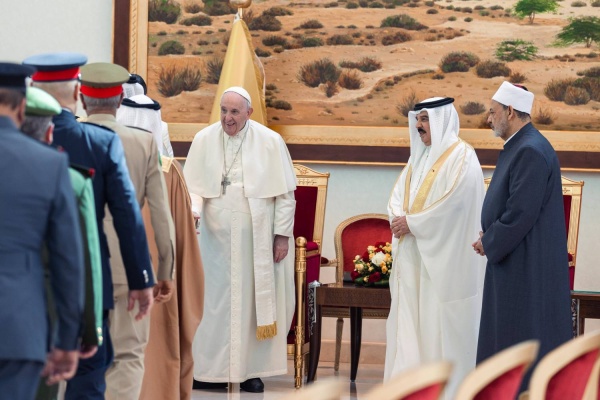 الملك في وداع قداسة بابا الفاتيكان وشيخ الأزهر الشريف