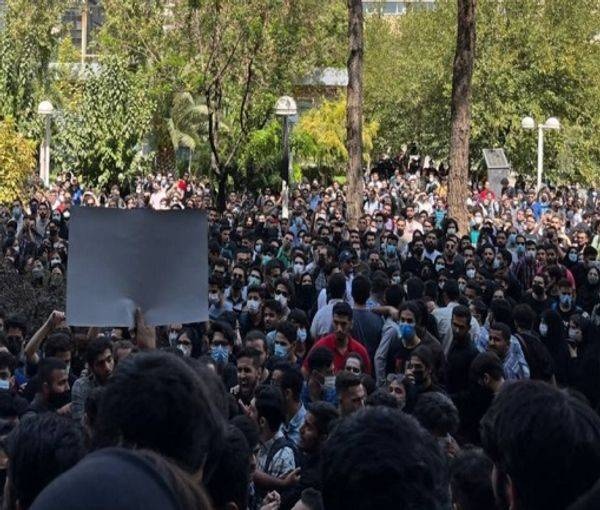 121 أستاذا بجامعة أمير كبير في طهران يحذرون من خطة لقمع الطلاب بشكل أعنف