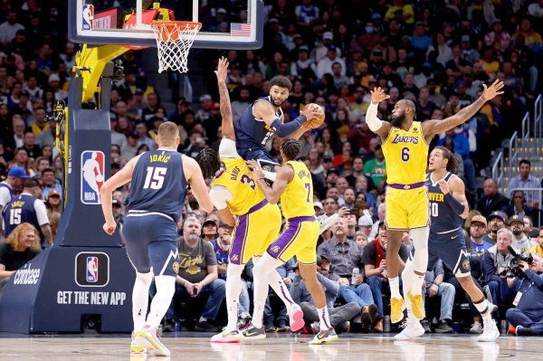 هوكس يلحق الهزيمة الأولى بباكس في دوري السلة الأمريكي