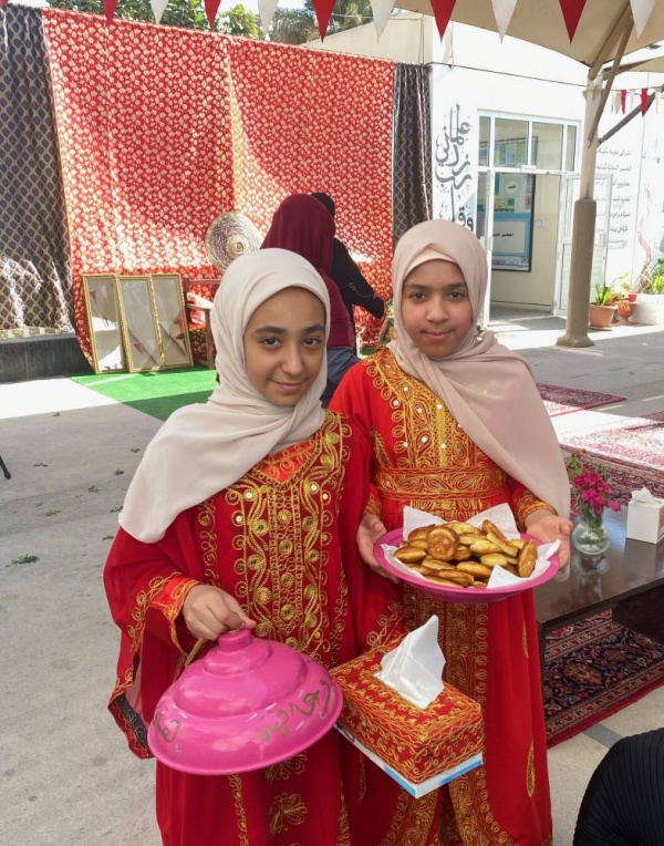 &laquo;التربية&raquo; تدرب طالبات الابتدائية على &laquo;السنع البحريني&raquo;