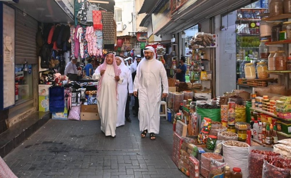 وزير الصناعة يقوم بزيارة تفقدية إلى سوق المنامة