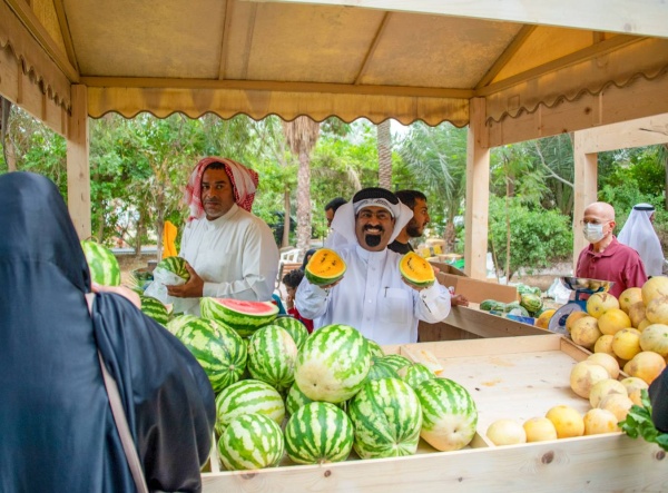 بالصور .. وزير البلديات يفتتح سوق المزارعين في نسخته العاشرة