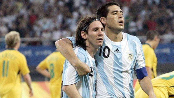 لماذا يكرهون فان جال "الثرثار" في الأرجنتين؟ احتفال ميسي يجيب