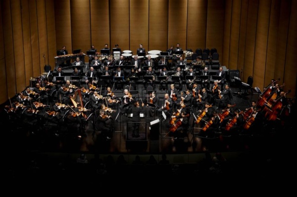 أوركسترا البحرين الفيلهارمونية تضيء مسرح البحرين الوطني بالموسيقى البحرينية والعالمية