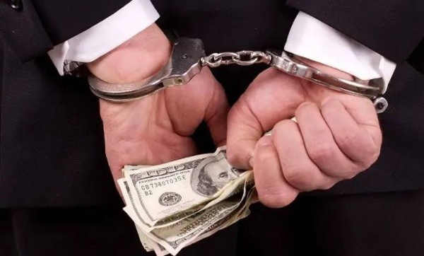 تخفيف عقوبة موظف بالجوازات أدين بالاختلاس إلى 3 سنوات