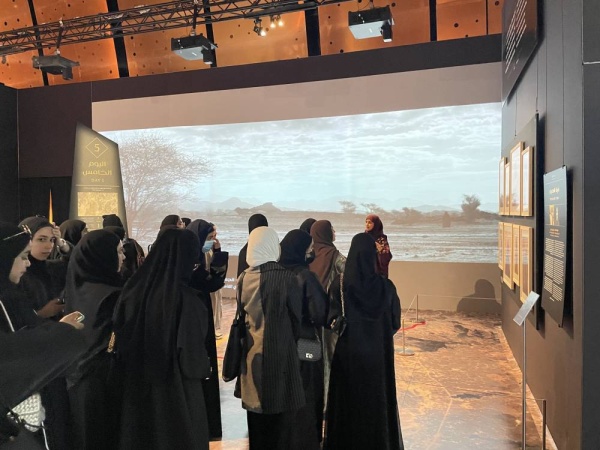 طلبة جامعة البحرين يزورون مركز "إثراء" الثقافي في السعودية