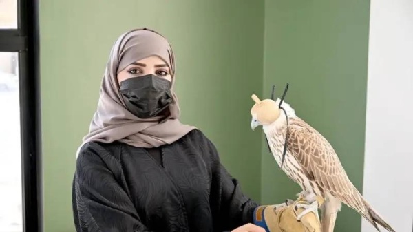 سعودية تخطف الأنظار في مسابقة مزايين الصقور.. من هي؟