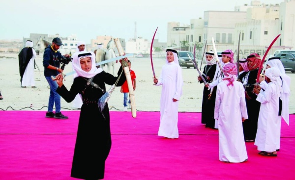 بمناسبة الأعياد الوطنية.. محافظ الجنوبية يشهد فعاليات العرضة البحرينية