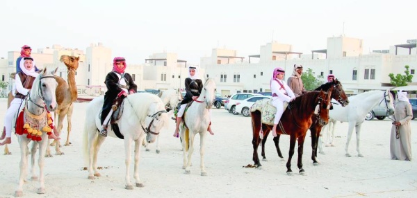 بمناسبة الأعياد الوطنية.. محافظ الجنوبية يشهد فعاليات العرضة البحرينية