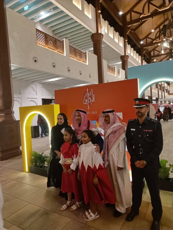 بالصور ..احتفالات سوق البراحة  بالعيد الوطني ومعرض وعرض أزياء "السجادة الحمراء"