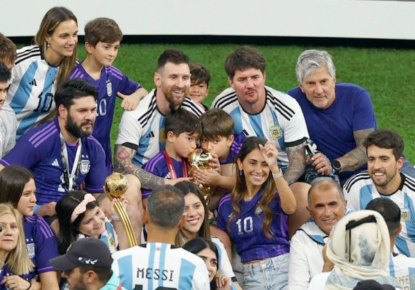 ميسي يحتفل مع العائلة..!