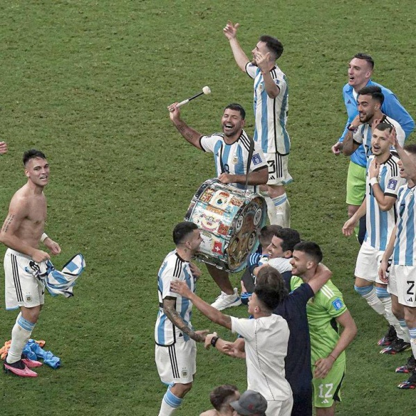 مريض بالقلب وصديق العمر.. من حمل ميسي في احتفالات كأس العالم؟