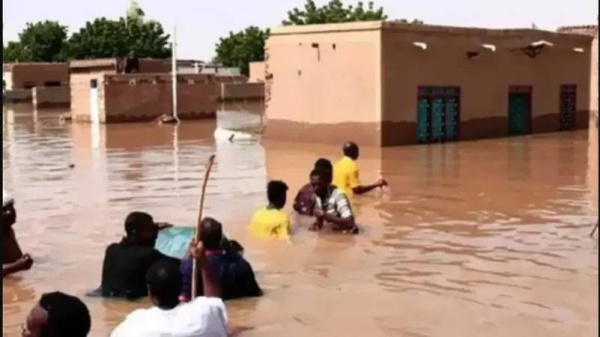 «طفل يصارع الموت مع عمود كهرباء».. شاهد مآسي مروعة لاجتياح السيول بورتسودان