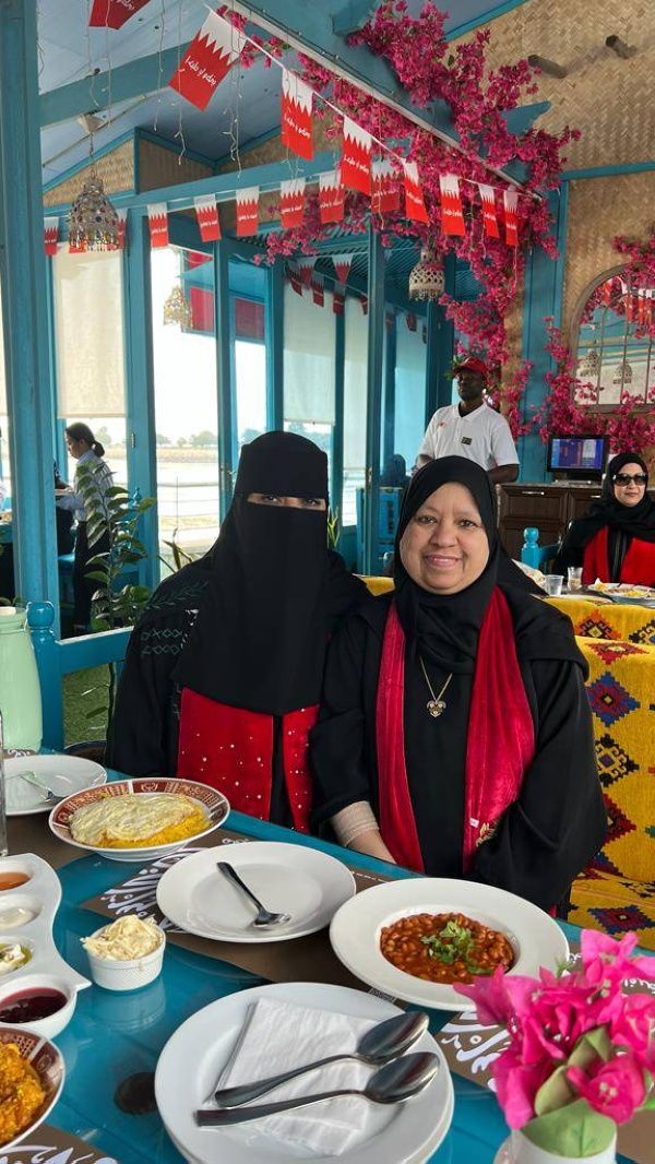 سفيرة المنظمة الدولية للعمل التطوعي تكرم عددا من النساء البحرينيات