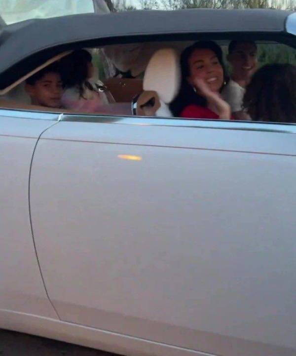 جورجينا تُفاجئ كريستيانو رونالدو بسيارة رولز رويس فاخرة تقديرًا لحبها بمناسبة &laquo;الكريسماس&raquo;