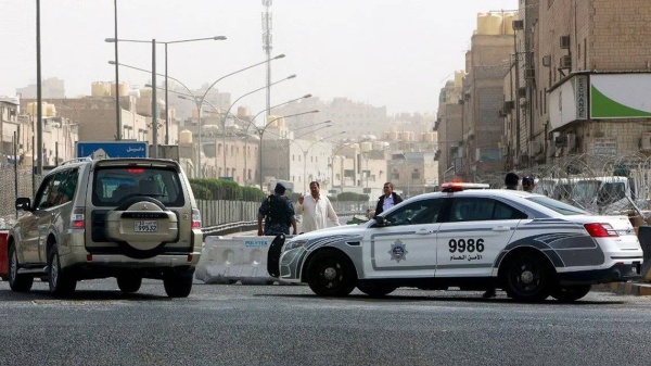 الكويت.. عراقي يشعل النار بالدورية ثم اتصل على الشرطة لإنقاذه