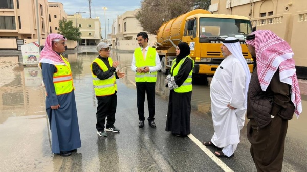 وزير شؤون البلديات والزراعة يتفقد ميدانيا أعمال شفط مياه الأمطار داخل الأحياء والمناطق الداخلية