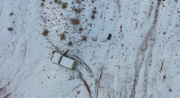 لقطات بديعة.. الثلوج تغطي جبل اللوز شمال السعودية