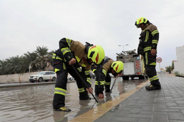 الإدارات المعنية بوزارة الداخلية تباشر عدداً من البلاغات ضمن جهودها المكثفة لمواجهة تداعيات الأمطار