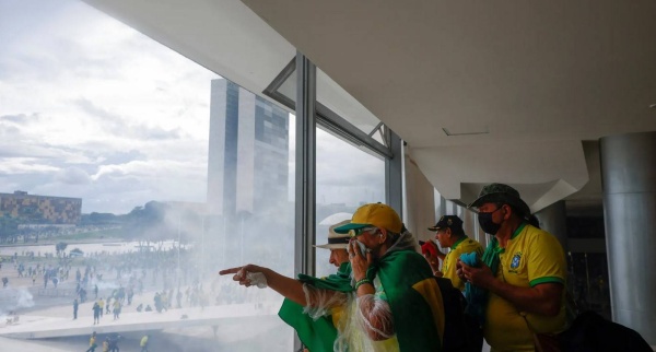 البرازيل.. أنصار بولسونارو يقتحمون قصر الرئاسة والكونغرس