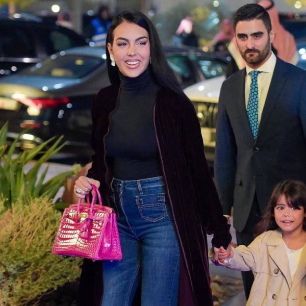 شبيهة جورجينا صديقة رونالدو في السعودية تثير حالة من الجدل بسبب &laquo;عدم التشابه بينهما&raquo;