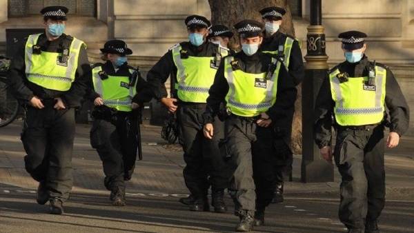 تفاصيل مروعة.. ضابط من قوات النخبة بشرطة لندن يقر بارتكاب 71 جريمة جنسية (صور)