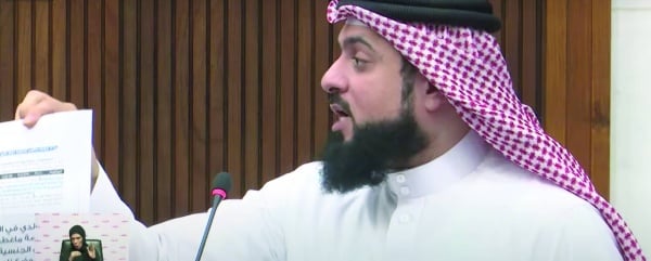 الأحمد يعرض صفحة لمقرر بمدرسة خاصة يروج للمثلية