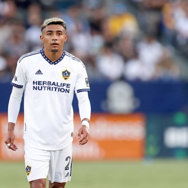 برشلونة يتوقع هدية من الفيفا بشأن صفقة الـ18 ثانية