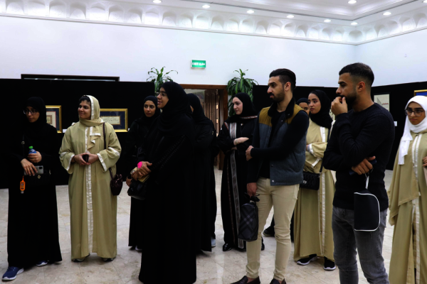 طلبة التصميم الداخلي بجامعة البحرين يزورون معرض مرزام للتصميم بالكويت