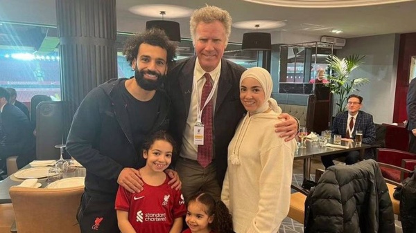 محمد صلاح وأسرته يلتقطون صورًا مع الفنان الأمريكي ويل فيريل بعد مباراة ليفربول وإيفرتون