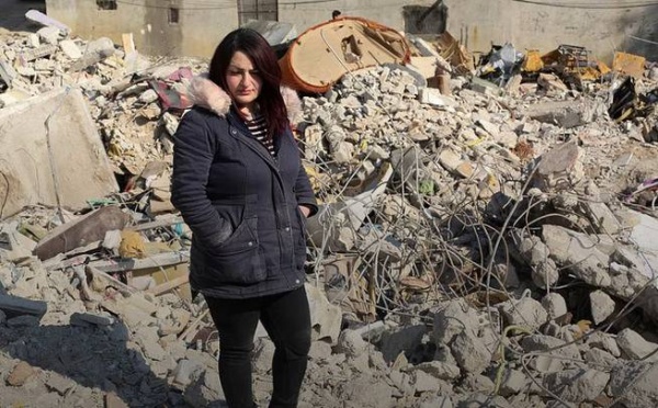 أم سورية تنقذ أطفالها وحقيبة ذكرياتها بـ&laquo;قدرة إلهية&raquo; (صور)