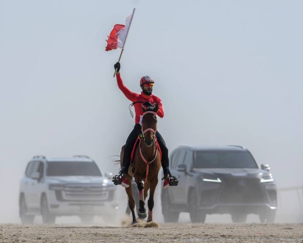 نيابة عن الملك.. عبدالله بن حمد يتوج ناصر بن حمد بطلاً لكأس جلالة الملك للقدرة لمسافة 160 كم