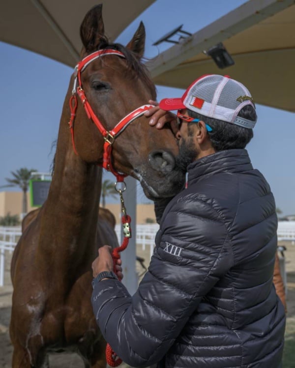 نيابة عن الملك.. عبدالله بن حمد يتوج ناصر بن حمد بطلاً لكأس جلالة الملك للقدرة لمسافة 160 كم