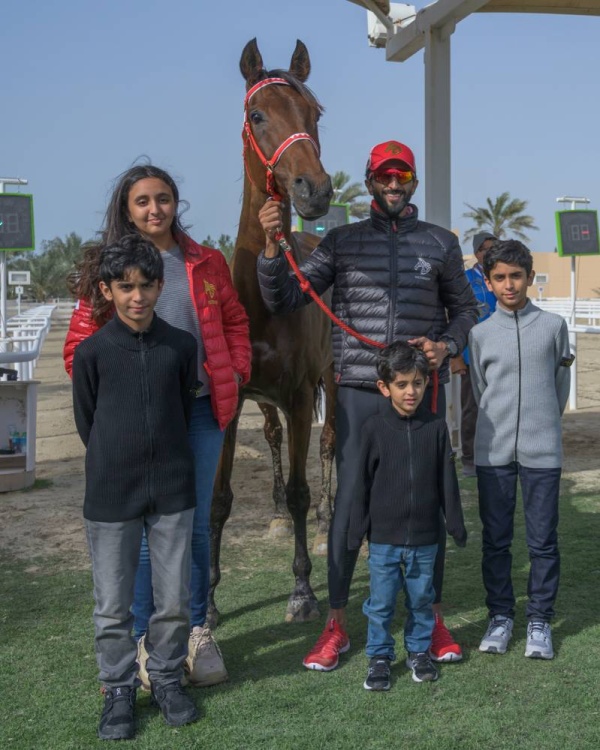 نيابة عن الملك.. عبدالله بن حمد يتوج ناصر بن حمد بطلاً لكأس جلالة الملك للقدرة لمسافة 160 كم