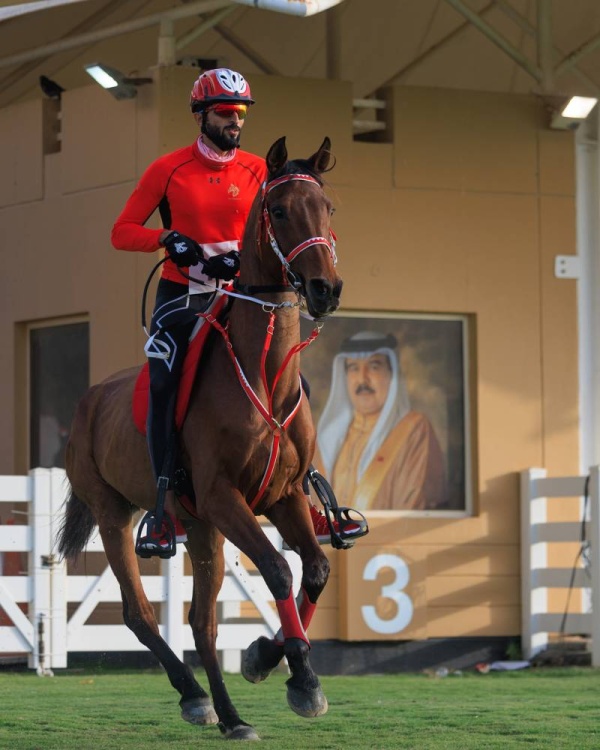 نيابة عن الملك.. عبدالله بن حمد يتوج ناصر بن حمد بطلاً لكأس جلالة الملك للقدرة لمسافة 160 كم